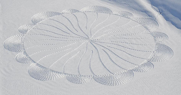 趣看|艺术家雪地暴走，踩出雪中“麦田怪圈”