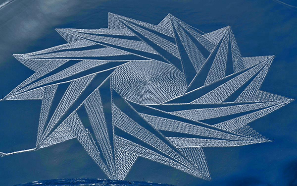 趣看|艺术家雪地暴走，踩出雪中“麦田怪圈”