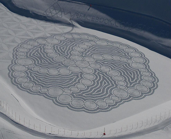 趣看|艺术家雪地暴走，踩出雪中“麦田怪圈”