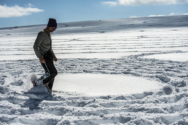 趣看|艺术家雪地暴走，踩出雪中“麦田怪圈”