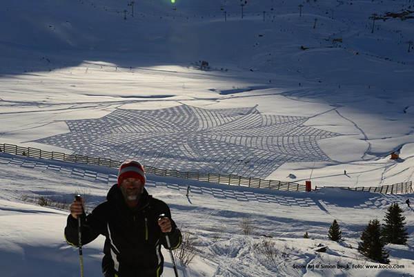 趣看|艺术家雪地暴走，踩出雪中“麦田怪圈”