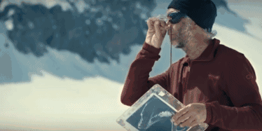 趣看|艺术家雪地暴走，踩出雪中“麦田怪圈”