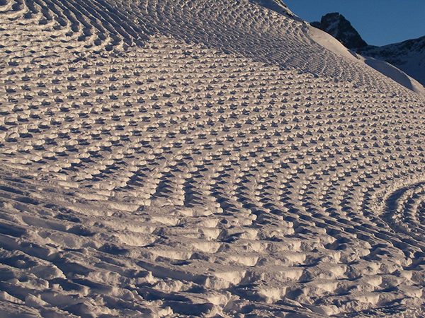 趣看|艺术家雪地暴走，踩出雪中“麦田怪圈”