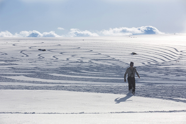 趣看|艺术家雪地暴走，踩出雪中“麦田怪圈”