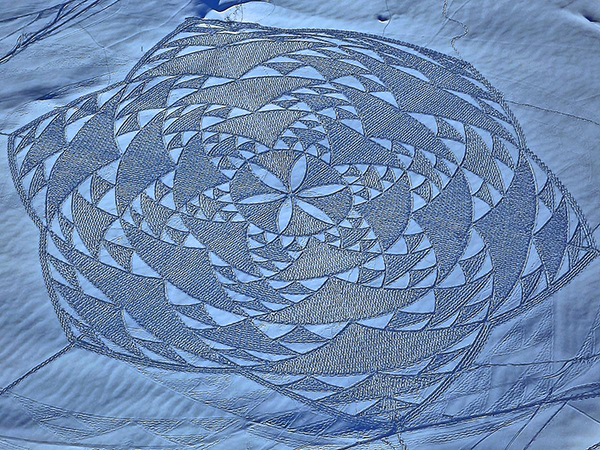 趣看|艺术家雪地暴走，踩出雪中“麦田怪圈”