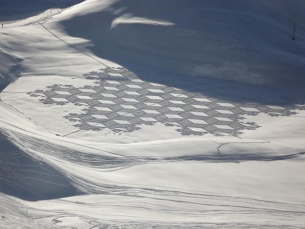 趣看|艺术家雪地暴走，踩出雪中“麦田怪圈”