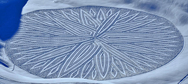 趣看|艺术家雪地暴走，踩出雪中“麦田怪圈”