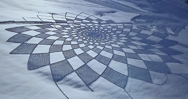 趣看|艺术家雪地暴走，踩出雪中“麦田怪圈”