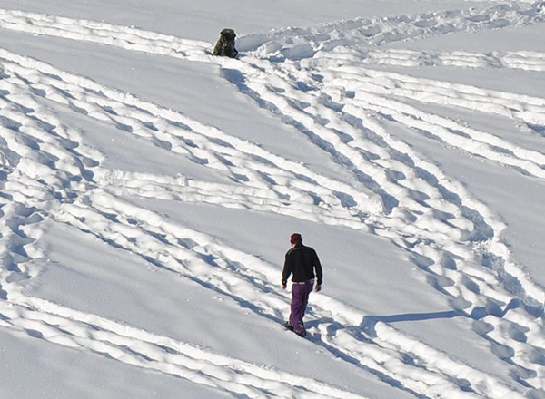 趣看|艺术家雪地暴走，踩出雪中“麦田怪圈”