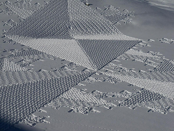 趣看|艺术家雪地暴走，踩出雪中“麦田怪圈”