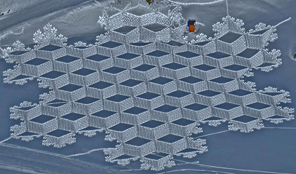 趣看|艺术家雪地暴走，踩出雪中“麦田怪圈”