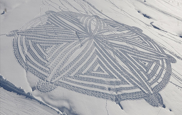 趣看|艺术家雪地暴走，踩出雪中“麦田怪圈”