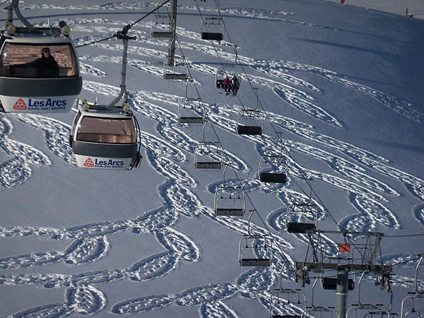 趣看|艺术家雪地暴走，踩出雪中“麦田怪圈”