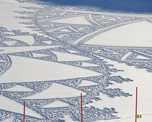 趣看|艺术家雪地暴走，踩出雪中“麦田怪圈”