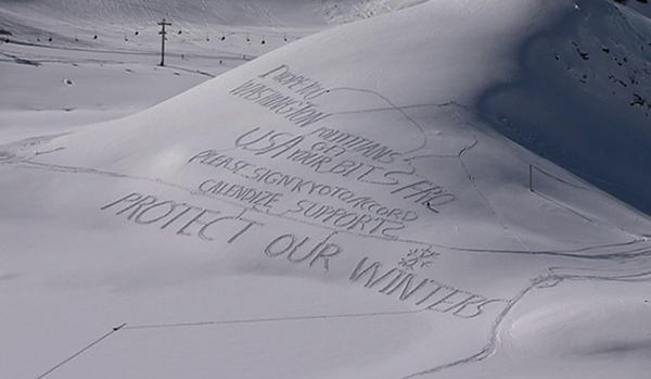 趣看|艺术家雪地暴走，踩出雪中“麦田怪圈”