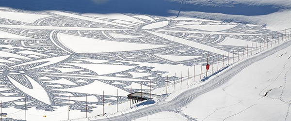趣看|艺术家雪地暴走，踩出雪中“麦田怪圈”
