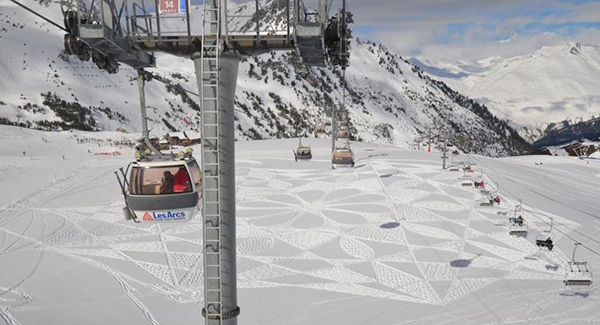 趣看|艺术家雪地暴走，踩出雪中“麦田怪圈”