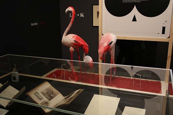 看展览| 跟随150岁的爱丽丝，开启一场艺术仙境的漫游