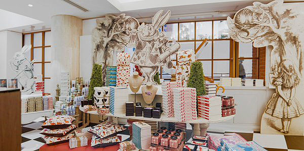 看展览| 跟随150岁的爱丽丝，开启一场艺术仙境的漫游