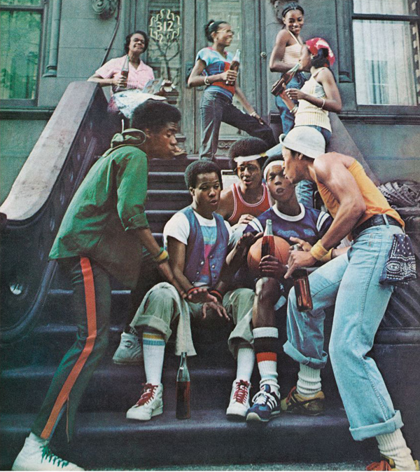 视界|身价不菲的黑人橄榄球运动员，遇到棉花田里劳作的祖先