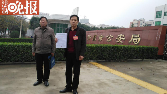 在公安局门前的死者家属