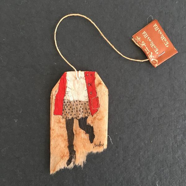 在她的笔下，喝过的茶包成了最美的画