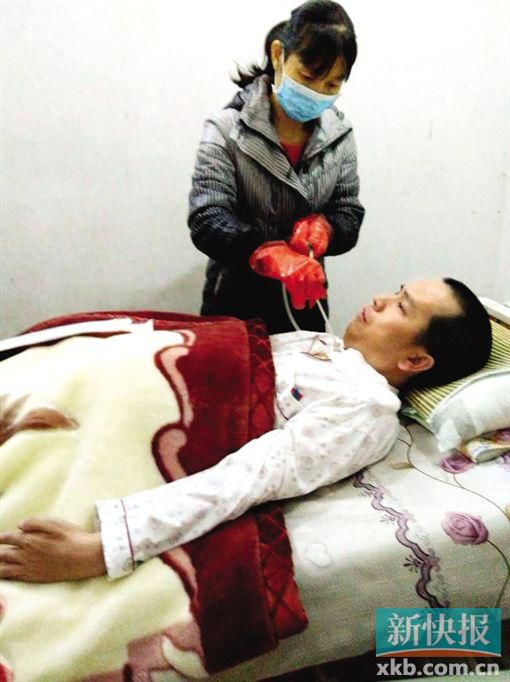 寿碧正在帮爸爸吸痰