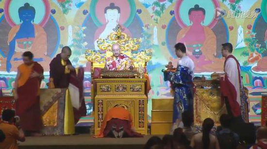 藏传佛教高僧看坐床视频:大家就当是个演出