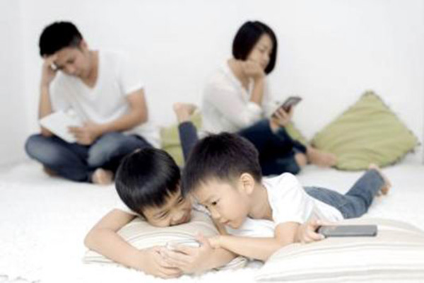 来自一位妈妈的恳求：放下手机，看看孩子吧