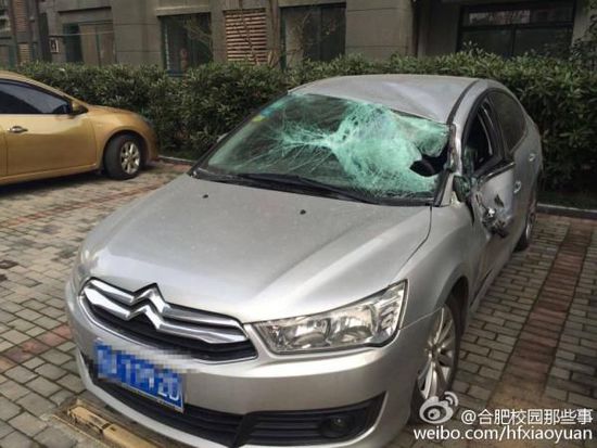事发现场被砸中的轿车。