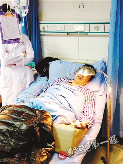 抱起条石挡车轮的邓先生手指受伤