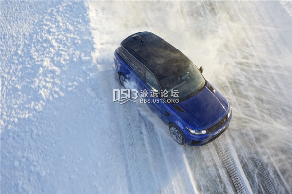 路虎揽胜运动版SVR高性能车型征服北极“银石赛道”_2.jpg