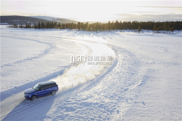 路虎揽胜运动版SVR高性能车型征服北极“银石赛道”_3.jpg