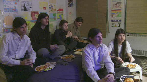 纽约有对父母把孩子们关到快成年，教育主要靠电影……