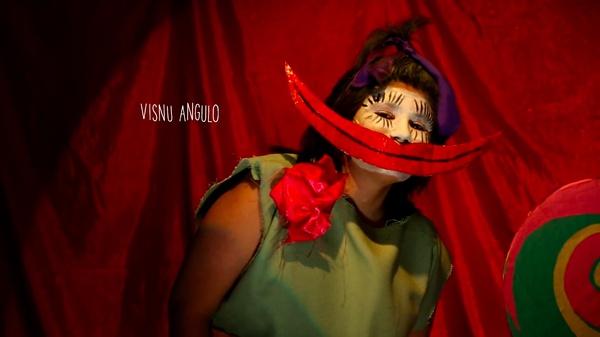 纽约有对父母把孩子们关到快成年，教育主要靠电影……