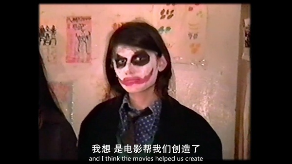 纽约有对父母把孩子们关到快成年，教育主要靠电影……