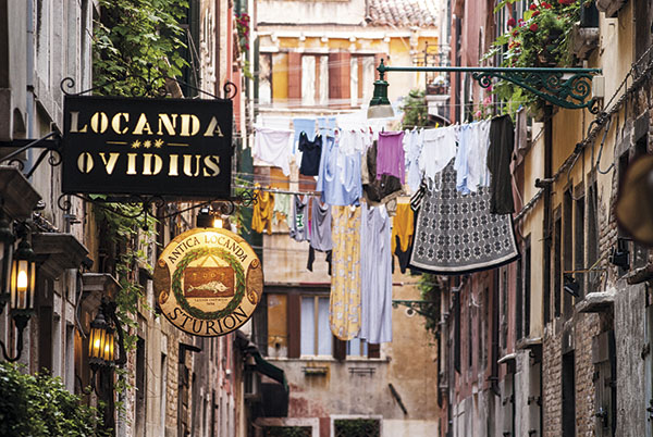 在威尼斯，看看游客