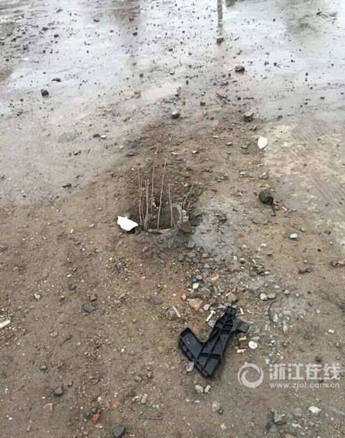 　被撞得只剩下底柱的电线杆