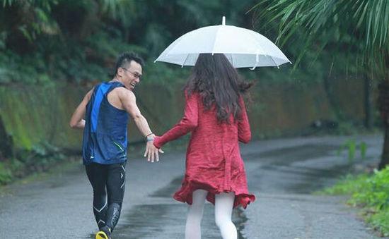 “恐怖片”演到马拉松赛道，有她陪跑大家都更快了呢