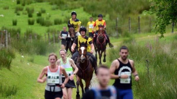 “恐怖片”演到马拉松赛道，有她陪跑大家都更快了呢