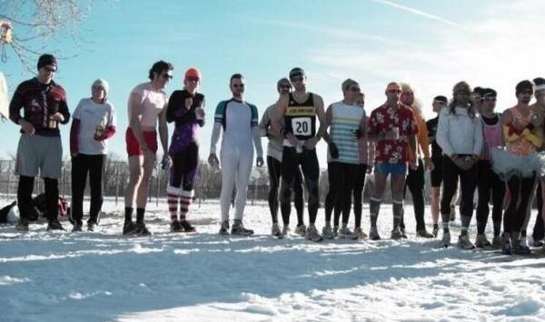 “恐怖片”演到马拉松赛道，有她陪跑大家都更快了呢