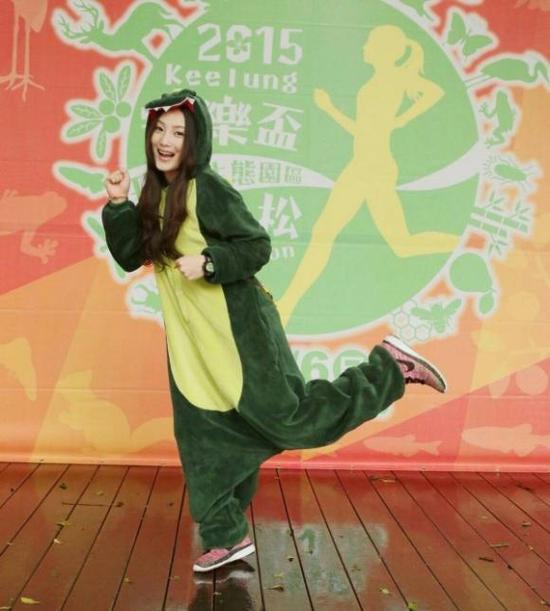 “恐怖片”演到马拉松赛道，有她陪跑大家都更快了呢