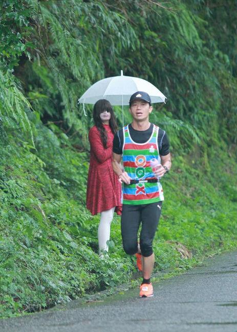 “恐怖片”演到马拉松赛道，有她陪跑大家都更快了呢