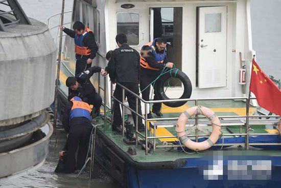图说：中午12时，外滩观景平台，一位四十岁左右的男性游客掉入黄浦江，所幸及时被救。网络图