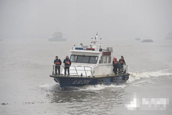 图说：中午12时，外滩观景平台，一位四十岁左右的男性游客掉入黄浦江，所幸及时被救。网络图