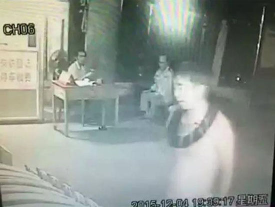 监控画面显示，19点39分，毕国昌从佳丽花园小区出来，再次前往市政府。