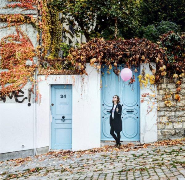 牵个粉色气球在巴黎闲逛，成了网红还收获了爱情