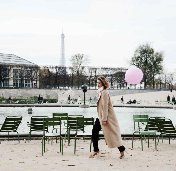 牵个粉色气球在巴黎闲逛，成了网红还收获了爱情
