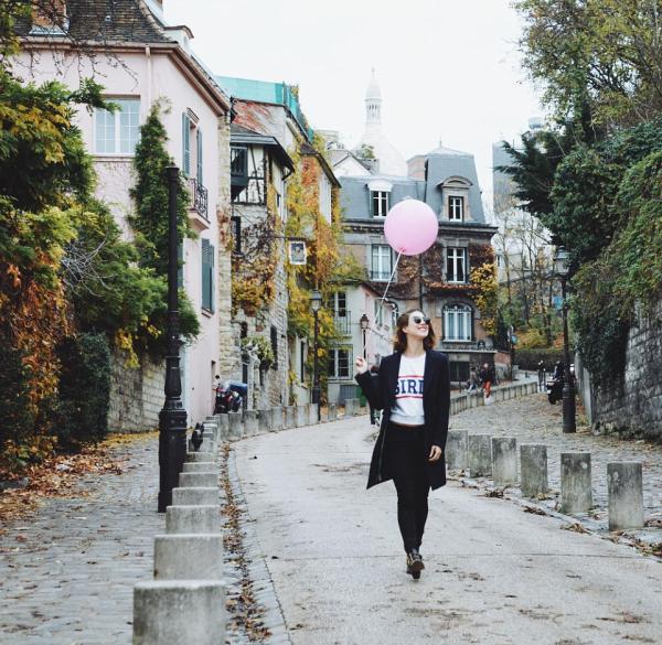 牵个粉色气球在巴黎闲逛，成了网红还收获了爱情