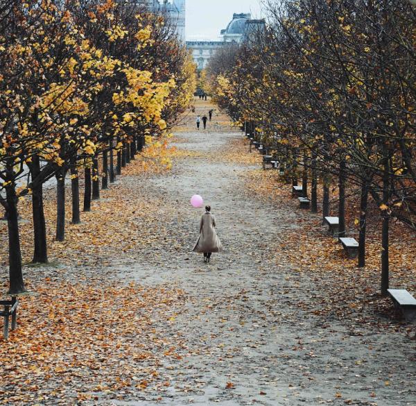 牵个粉色气球在巴黎闲逛，成了网红还收获了爱情